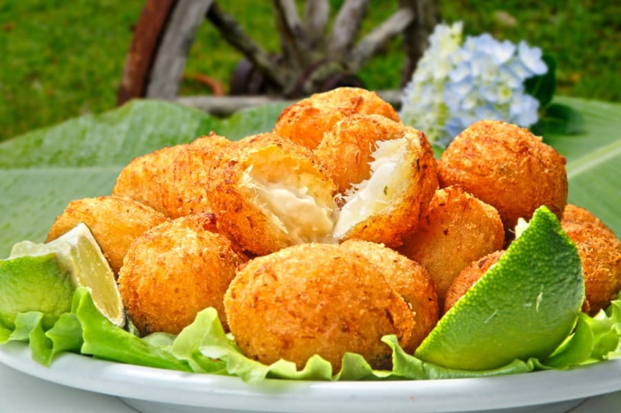 Nuggets de pescado dorados y crujientes, servidos con rodajas de limón y acompañados de hojas de lechuga